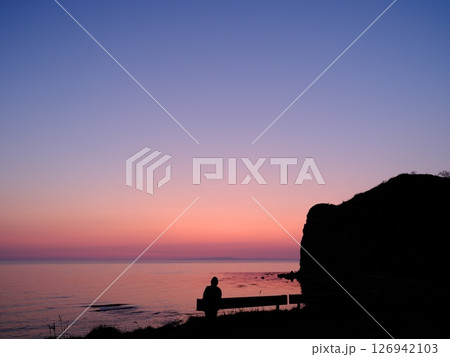 北海道爾志郡乙部町　館の岬駐車場　マジックアワーの夕暮れに佇む人 126942103