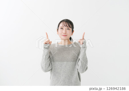 両手で指差しをする女性 両手で指差しをする女性 126942186