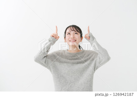 両手で指差しをする女性 両手で指差しをする女性 126942187