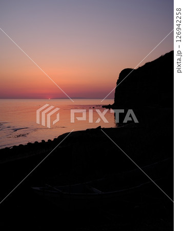 北海道爾志郡乙部町　館の岬駐車場から夕日と東洋のグランドキャニオンと言われる断崖を臨む 126942258