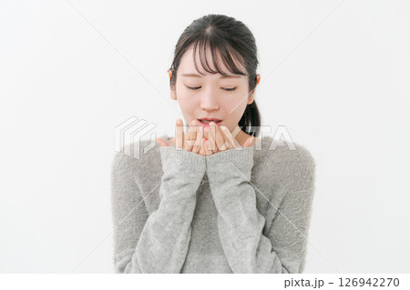 口に手を当てる女性 口に手を当てる女性 126942270