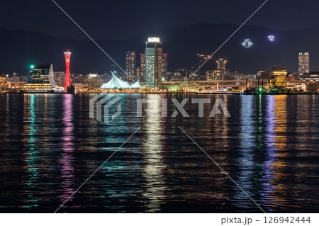 《兵庫県》神戸の夜景・ポートアイランドから望むメリケンパーク 《兵庫県》神戸の夜景・ポートアイランドから望むメリケンパーク 126942444