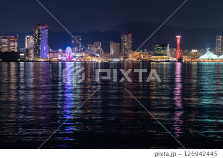 《兵庫県》神戸の夜景・ポートアイランドから望むメリケンパーク 《兵庫県》神戸の夜景・ポートアイランドから望むメリケンパーク 126942445