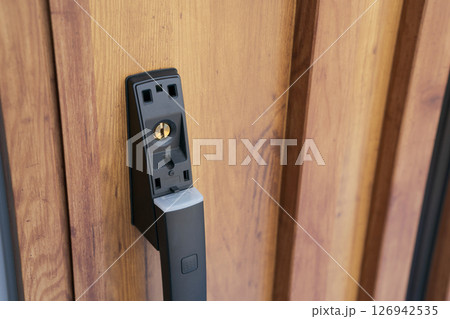 ドアに付けられた鍵 ドアに付けられた鍵 126942535