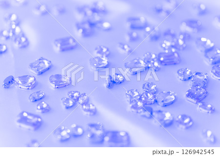 上品で幻想的な紫のストーンが並ぶ写真 上品で幻想的な紫のストーンが並ぶ写真 126942545