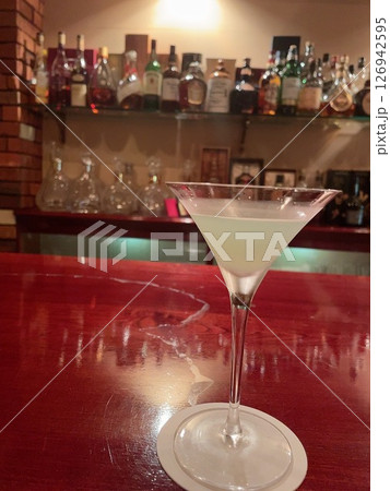 バーにある青いカクテル 126942595