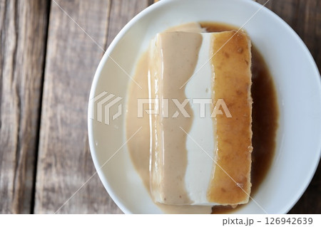 2種類のタレをかけた絹ごし豆腐の湯豆腐 2種類のタレをかけた絹ごし豆腐の湯豆腐 126942639