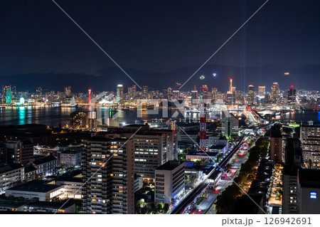 《兵庫県》神戸の夜景・ポートアイランドからのぞむ神戸中心街 126942691