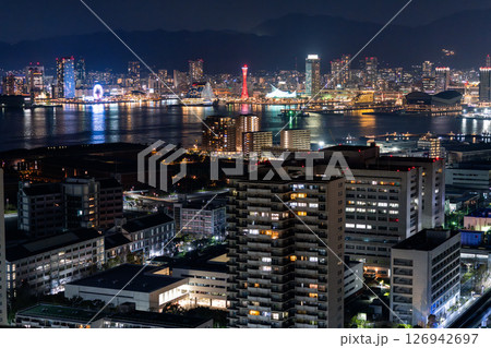 《兵庫県》神戸の夜景・ポートアイランドからのぞむ神戸中心街 126942697