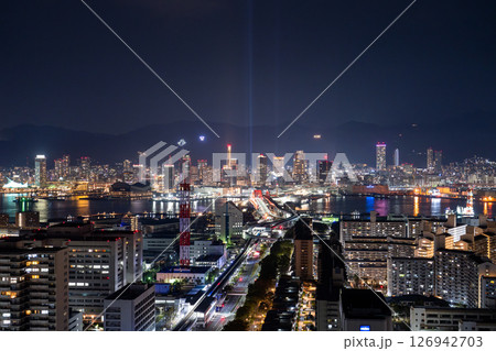 《兵庫県》神戸の夜景・ポートアイランドからのぞむ神戸中心街 《兵庫県》神戸の夜景・ポートアイランドからのぞむ神戸中心街 126942703