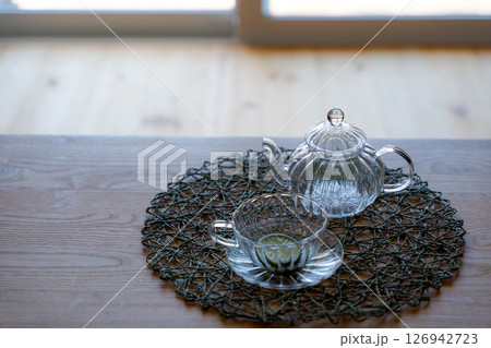 テーブルに置かれたガラスのティーセット 126942723