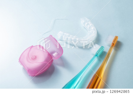 マウスピースとハブラシとフロス マウスピースとハブラシとフロス 126942865
