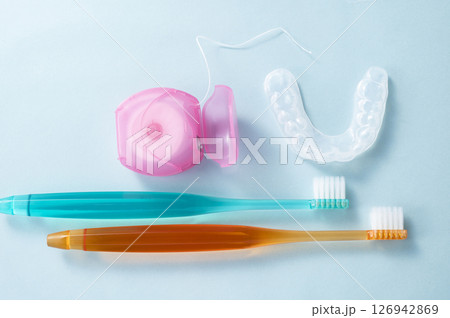 マウスピースとハブラシとフロス 126942869