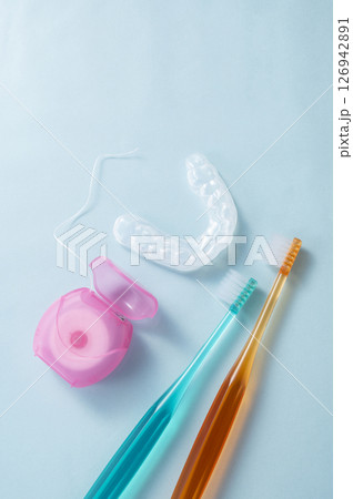 マウスピースとハブラシとフロス 126942891