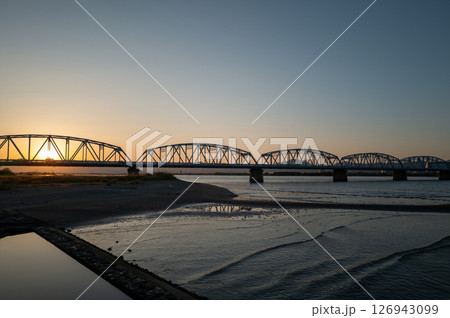 夕日に照らされた吉野川橋 夕日に照らされた吉野川橋 126943099