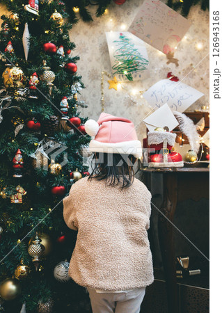 クリスマスツリーを見つめる子ども 126943168