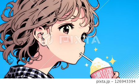 夏空の下でかき氷をたべる若い女性