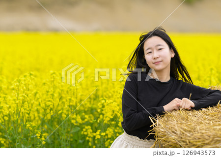 満開の菜の花畑を観光する女性 満開の菜の花畑を観光する女性 126943573