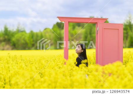 満開の菜の花畑を観光する女性（ピンクのドア） 126943574