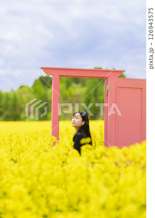 満開の菜の花畑を観光する女性（ピンクのドア） 126943575