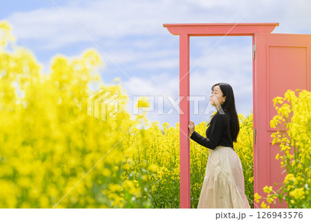 満開の菜の花畑を観光する女性（ピンクのドア） 126943576