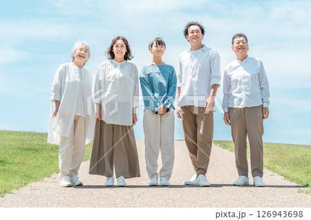 道のある丘にいる幸せな家族,ファミリー,親子,三世代家族 126943698