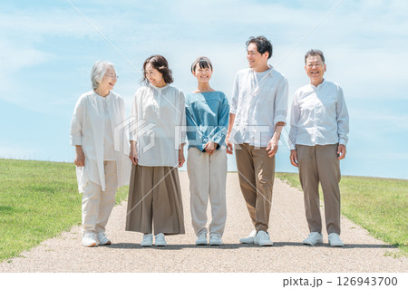 道のある丘にいる幸せな家族,ファミリー,親子,三世代家族 126943700