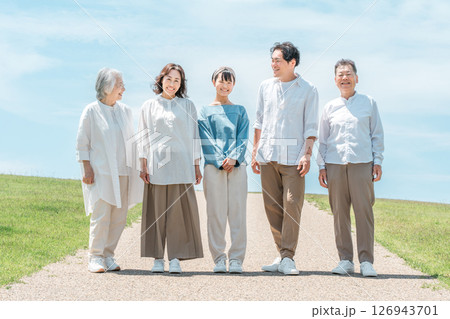 道のある丘にいる幸せな家族,ファミリー,親子,三世代家族 126943701