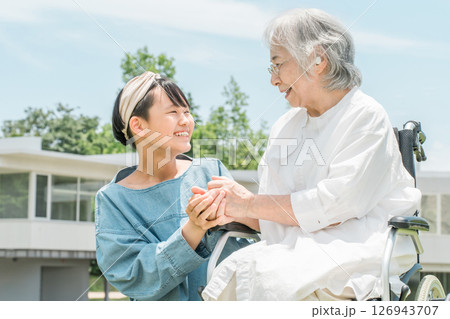 介護施設,老人ホーム,病院に面会,お見舞いに来た孫とシニア女性 126943707