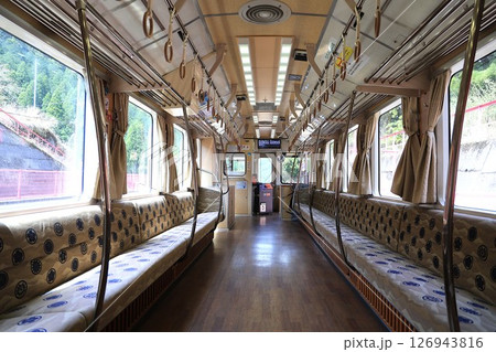 【智頭急行】HOT3500形〜あまつぼし〜の車内（智頭線：恋山形駅） 126943816