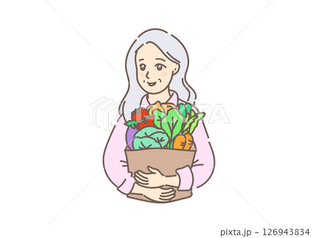 たくさんの新鮮な野菜を抱えて歩く、買い物帰りの素敵なグレイヘアの初老の女性（白背景） 126943834