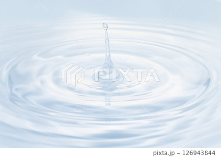 水面に落ちる水滴. 126943844