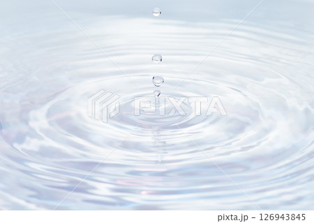水面に落ちる水滴. 126943845