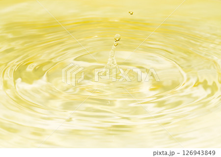 水面に落ちる水滴. 126943849