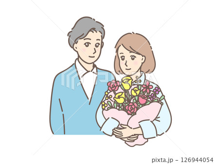 素敵な花束を抱える若い女性と寄り添う男性。記念日を祝う夫婦・カップル。 126944054