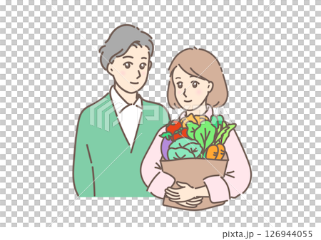 一位男士抱著一位拿著蔬菜的可愛年輕女子。這是一對夫妻的日常生活場景。 126944055