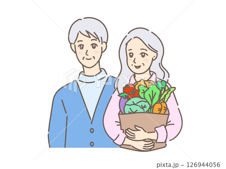 たくさんの新鮮な野菜を抱えて歩く、買い物帰りの素敵なグレイヘアの初老の夫婦（背景なし）	 126944056