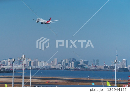 羽田空港C滑走路から離陸したアメリカ旅客機 青空に映える 126944125