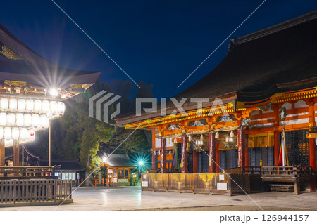京都 夜の八坂神社 本殿と舞殿 京都 夜の八坂神社 本殿と舞殿 126944157