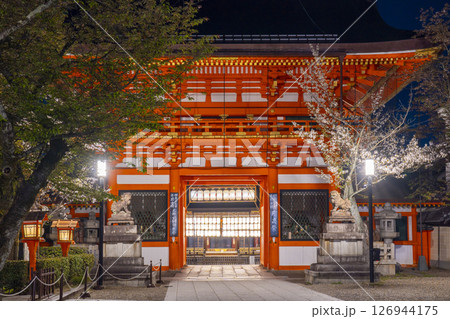 京都　八坂神社　南楼門と夜桜 126944175