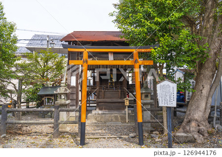 大堰川の守り神　嵐山の小道にある神社 126944176