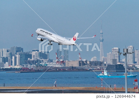 羽田空港C滑走路から離陸しスカイツリー横を飛行するJAL旅客機 青空に映える 羽田空港C滑走路から離陸しスカイツリー横を飛行するJAL旅客機 青空に映える 126944674