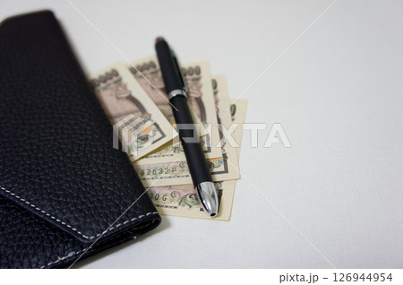 財布机の上の長財布と一万円札 財布机の上の長財布と一万円札 126944954