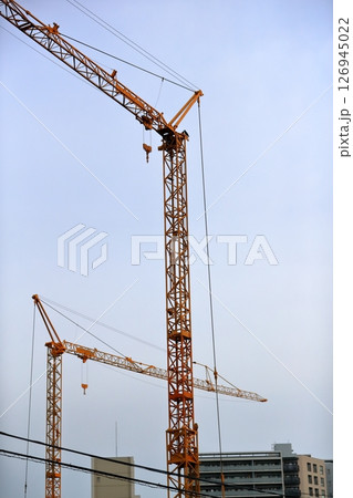 建築現場のクレーン（定置式水平ジブクレーン）　イメージ 126945022