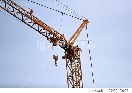 建築現場のクレーン（定置式水平ジブクレーン）　イメージ 126945068