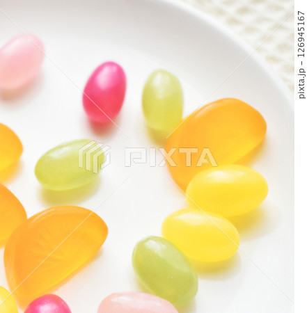 白いお皿の上にのせたカラフルグミ 126945167