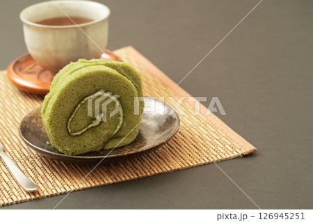 抹茶ロールケーキと日本茶の和スイーツ 抹茶ロールケーキと日本茶の和スイーツ 126945251