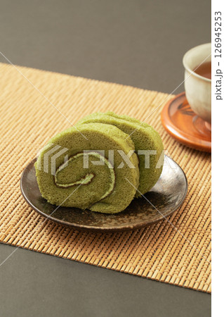 抹茶ロールケーキと日本茶の和スイーツ 抹茶ロールケーキと日本茶の和スイーツ 126945253