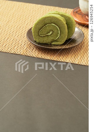 抹茶ロールケーキと日本茶の和スイーツ 抹茶ロールケーキと日本茶の和スイーツ 126945254