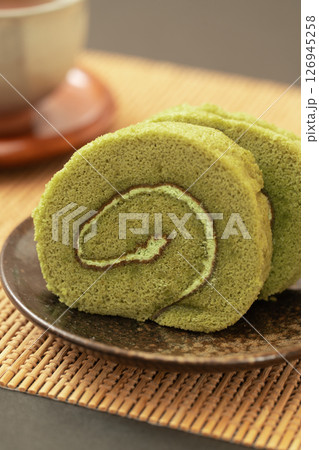 抹茶ロールケーキと日本茶の和スイーツ 126945258